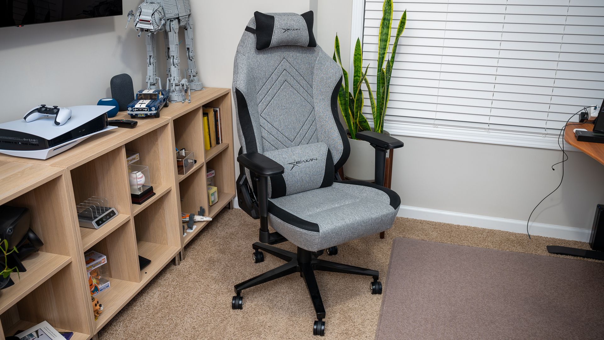 Cadeira para jogos em tecido CPG E-Win Champion Series sentada em um escritório