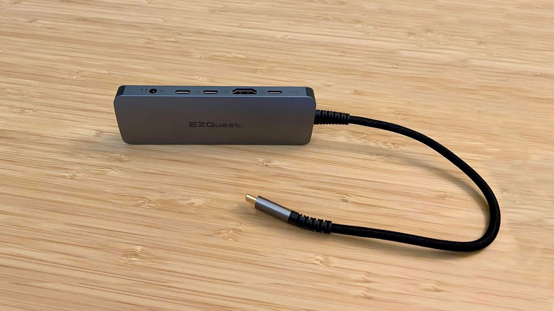 Hub USB-C EZQuest 10 em 1 no desktop