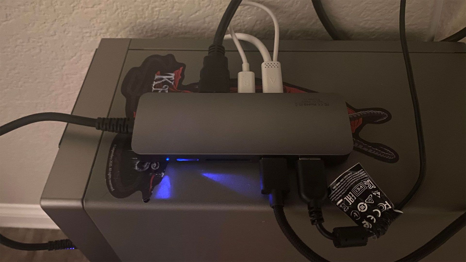 Hub USB-C 10 em 1 EZQuest Multimedia com cabos HDMI e USB conectados