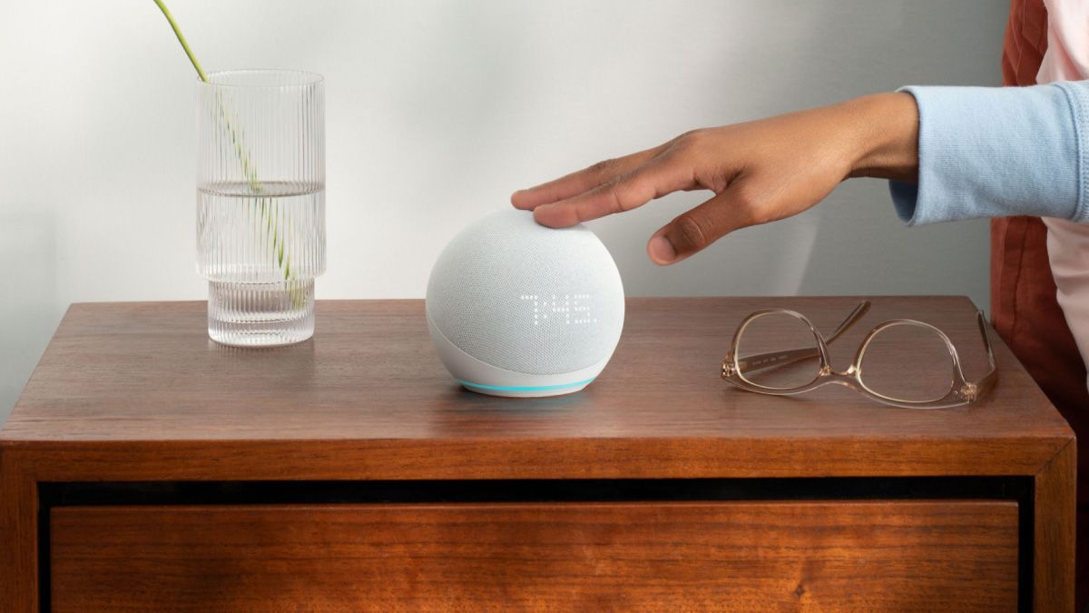 Novo Amazon Echo Dot em uma mesa de cabeceira