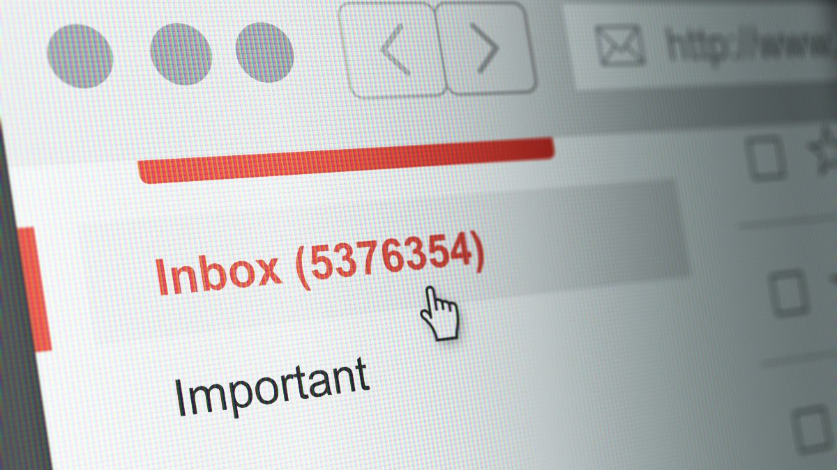 Tela de computador com uma caixa de entrada cheia de e-mails