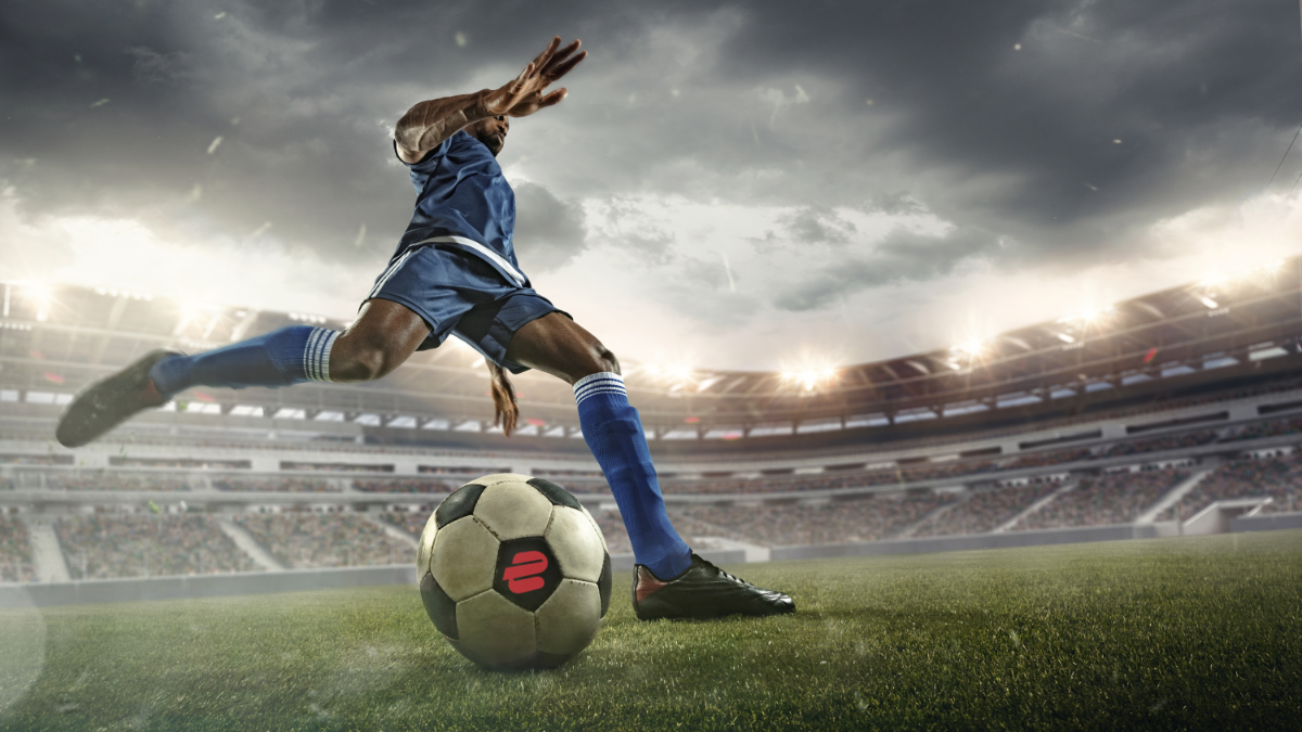 Jogador de futebol chutando uma bola com o logotipo da ExpressVPN