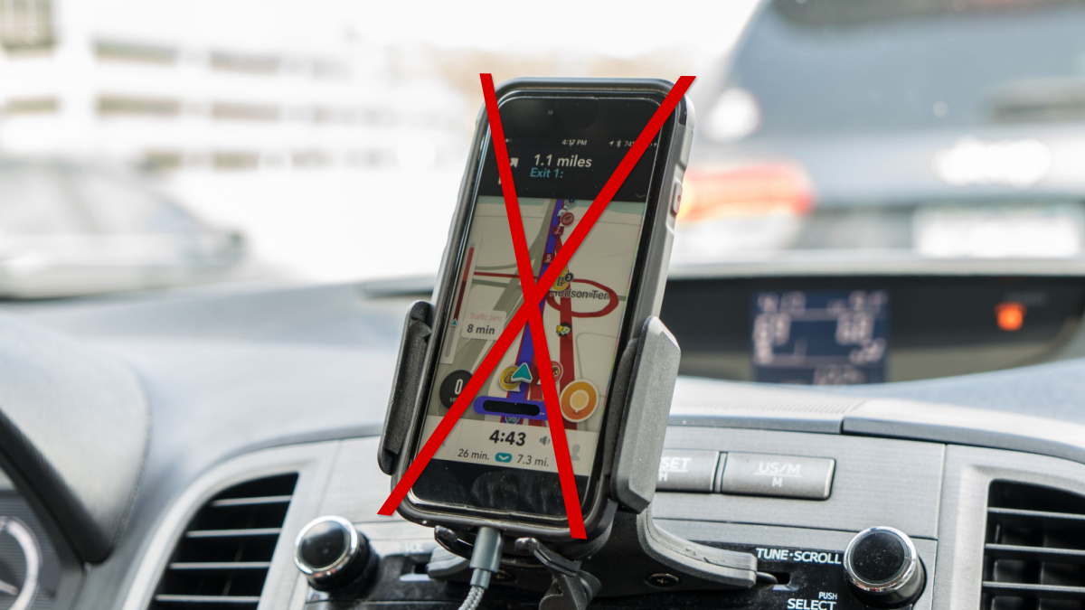 Telefone com GPS montado no carro.