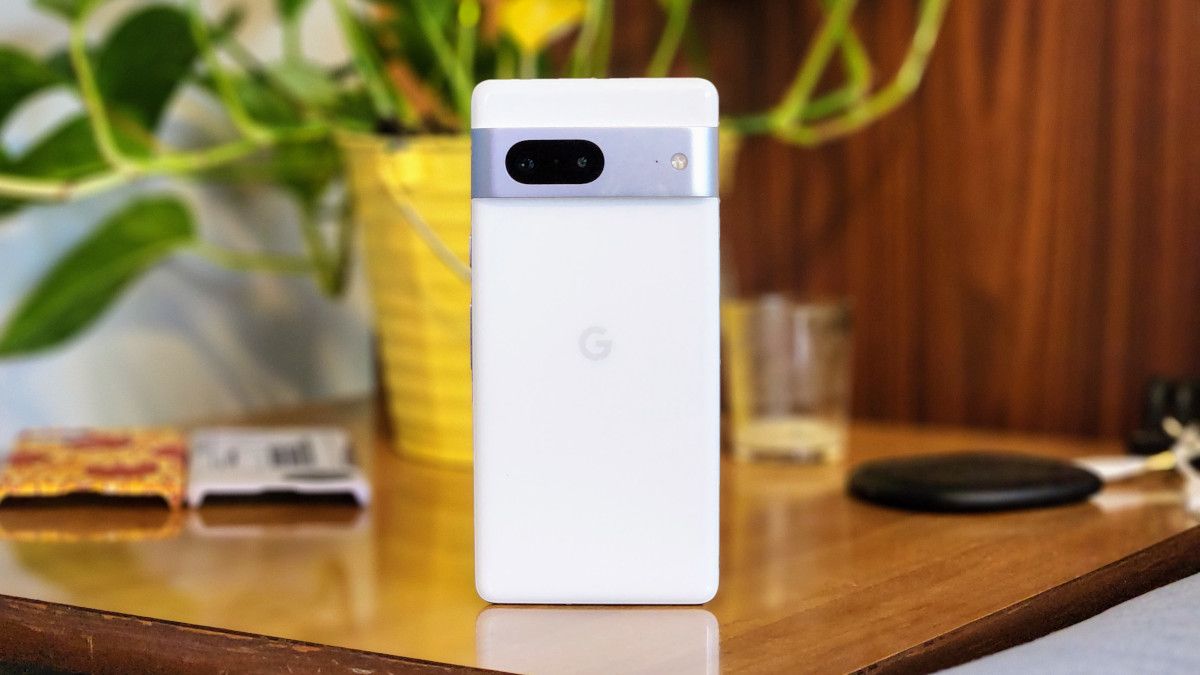 oogle Pixel 7 descansando em uma mesa