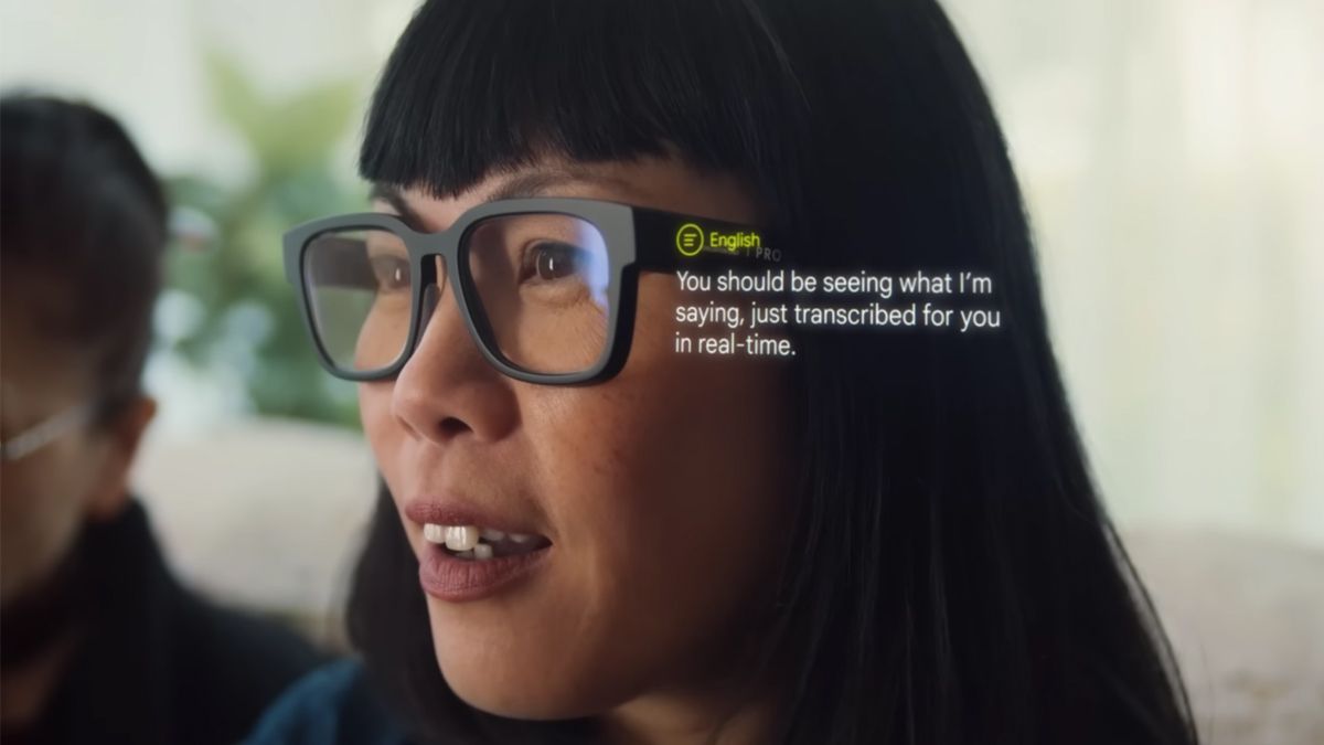 Pessoa usando óculos com um efeito especial de texto traduzido aparecendo ao lado dos olhos