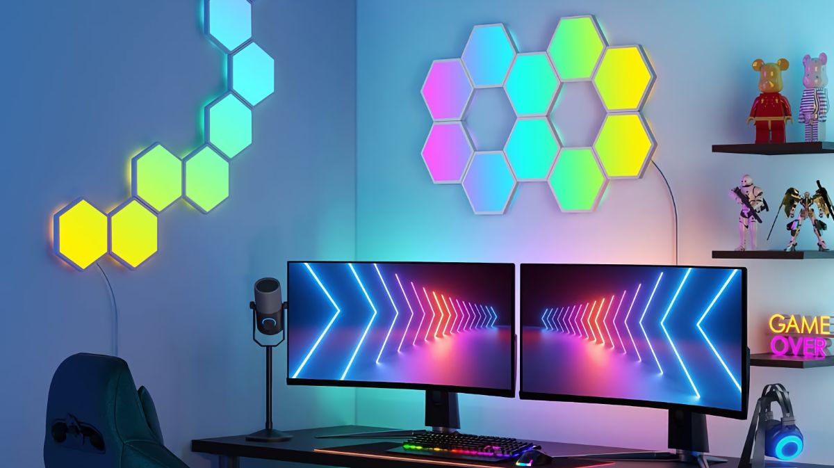Painéis de luz hexagonais Govee iluminados em uma parede dentro de uma sala de jogos