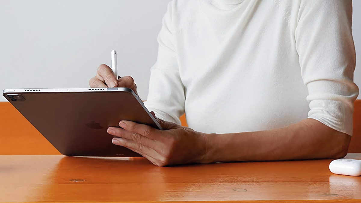 Pessoa escrevendo em um Apple iPad Pro 2022 de 11 polegadas com um Apple Pencil