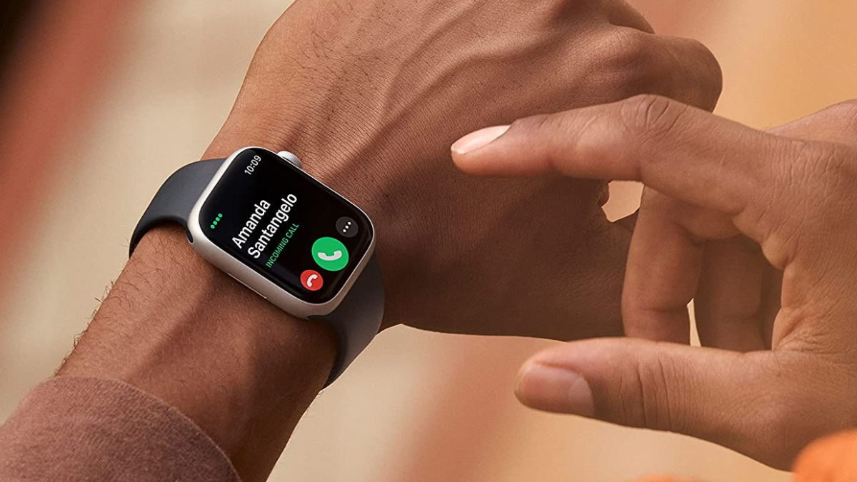 Pessoa atendendo uma chamada em um Apple Watch Series 8