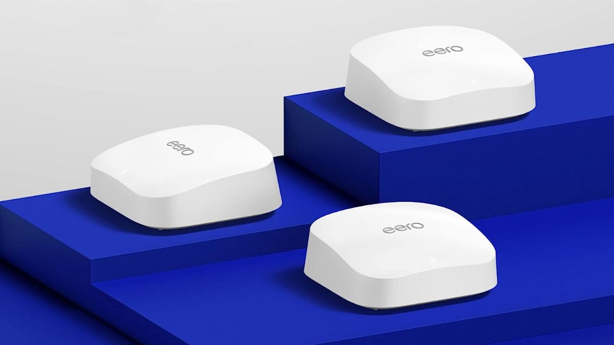 Sistema Wi-Fi de malha Amazon eero Pro 6E sentado em bordas azuis