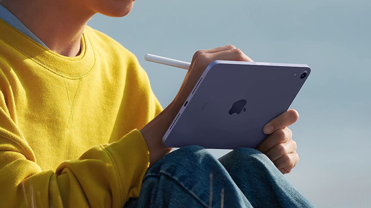 Pessoa usando um Apple Pencil com um Apple iPad Mini (6ª geração)