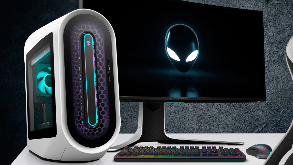 Alienware Aurora R13 Gaming Desktop ao lado de um monitor de computador