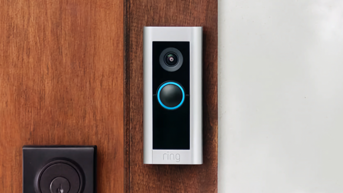 Ring Video Doorbell Pro 2 instalado em uma porta