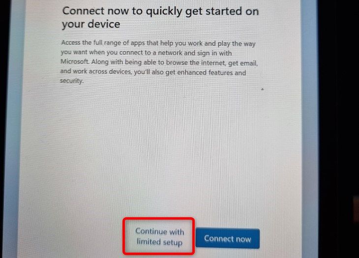Clique no botão Continuar com configuração limitada na janela seguinte, quando o Windows 11 solicitar novamente a conexão à Internet