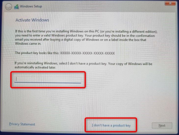 Assim que chegar à parte de ativação do Windows da configuração, insira sua chave de ativação ou continue sem inserir uma