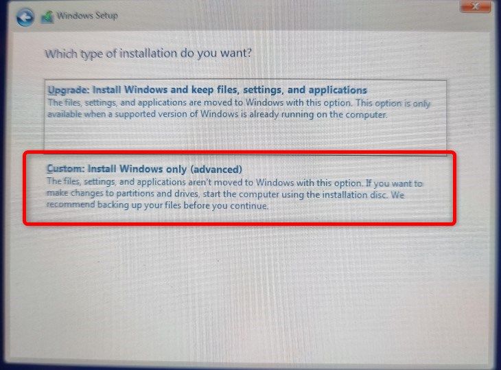 Você deve escolher a opção Instalar somente o Windows.  Não selecione Atualizar o Windows, pois você ainda não tem o Windows instalado