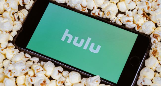 O logotipo do Hulu na tela de um smartphone cercado por pipoca.