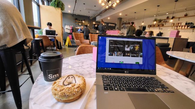 Laptop na cafeteria.