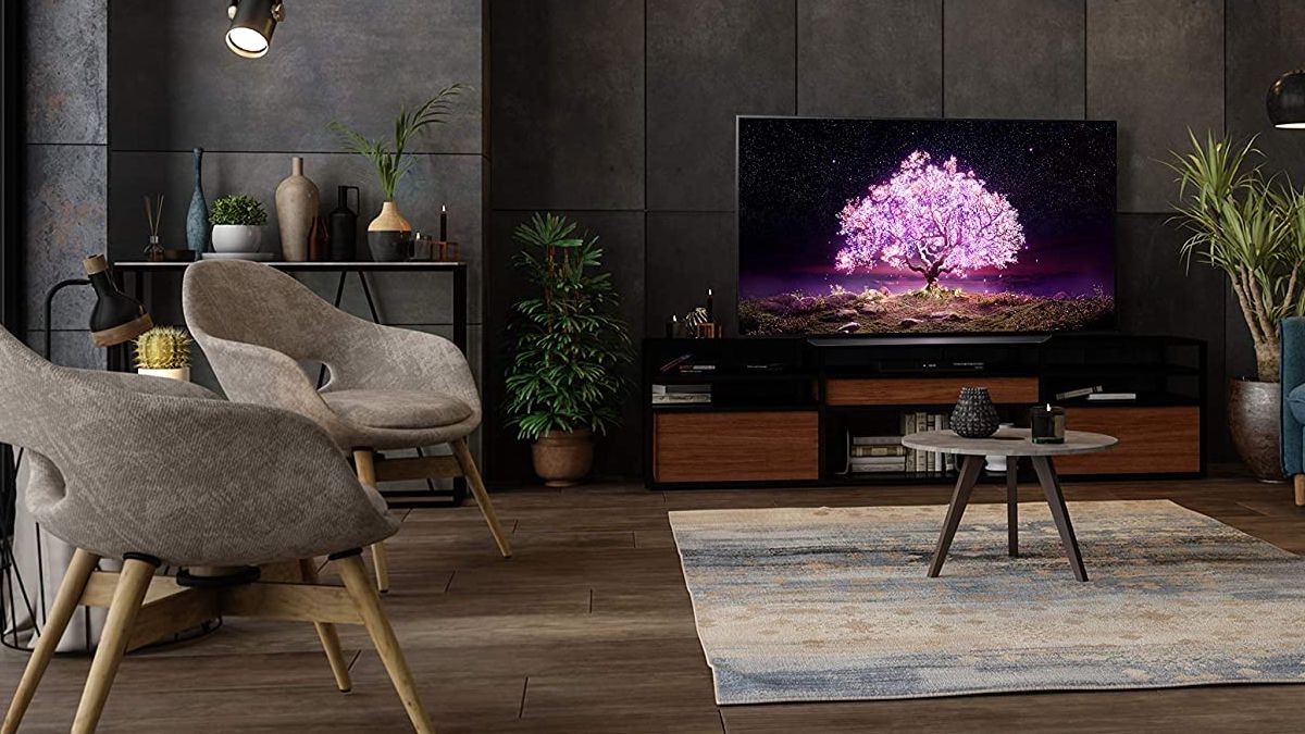 LG OLED C1 em um centro de entretenimento em uma sala de estar