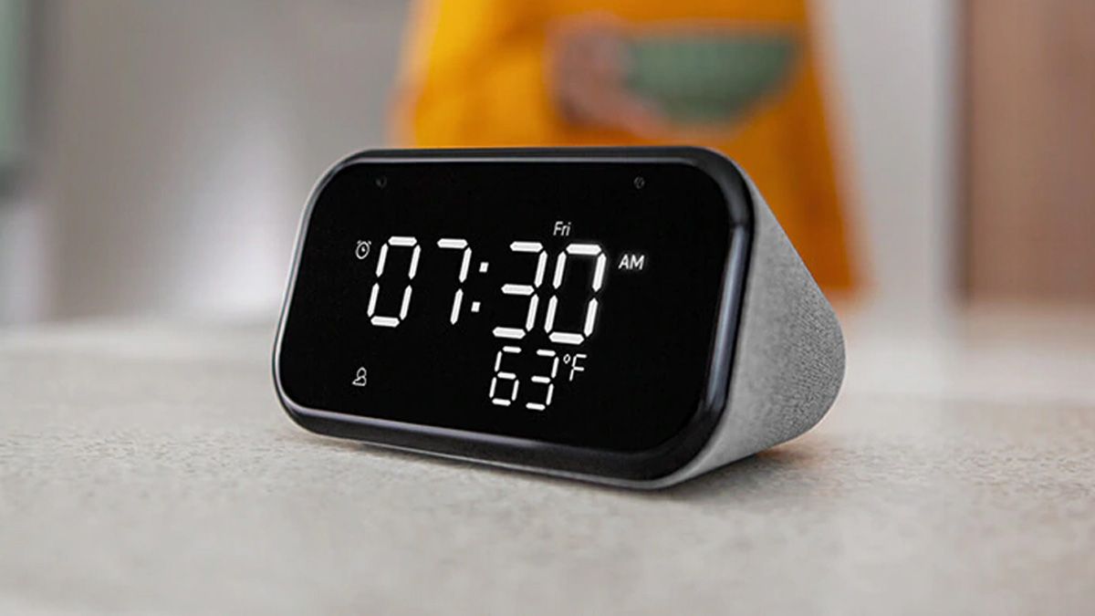 Lenovo Smart Clock Essential de 4 polegadas em uma mesa