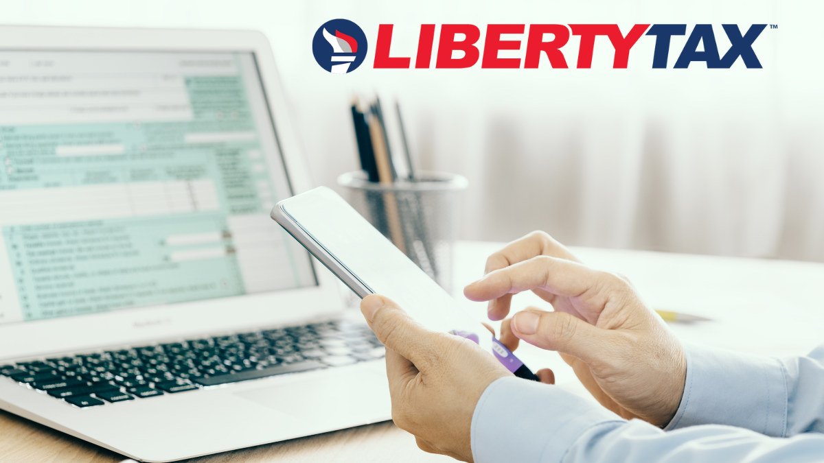 Liberty Tax - Pessoa que usa celular e laptop