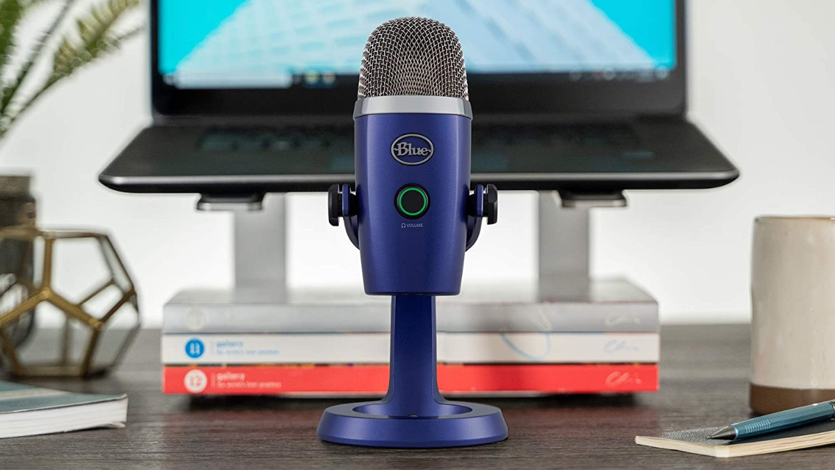 Microfone Logitech Blue Yeti Nano USB em uma mesa em frente a um computador