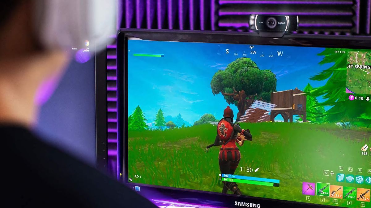 Logitech C922x Pro Stream Webcam montada em um monitor Samsung enquanto um jogador joga Fortnite