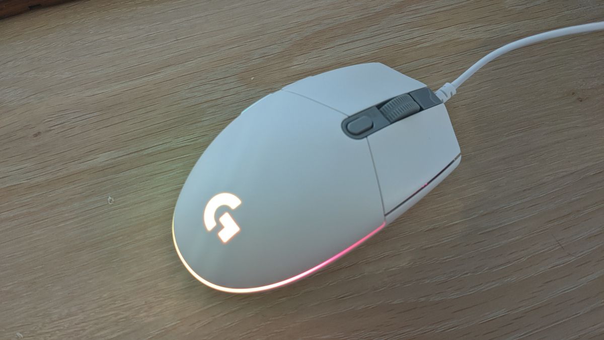 Mouse Logitech G203 brilhando