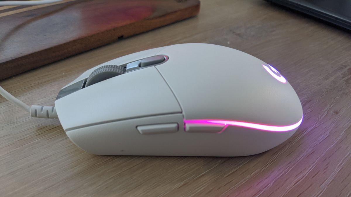 Logitech G203 LightSync brilhante roxo jogando jogo