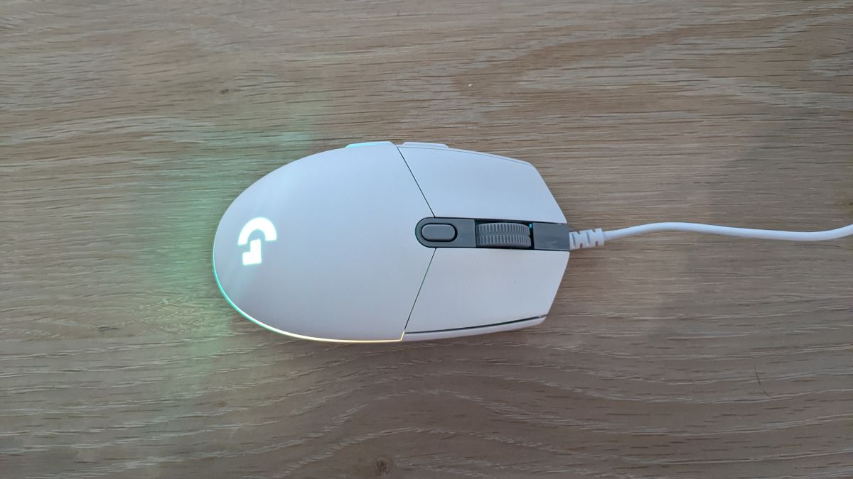 Mouse Logitech G203 em uso