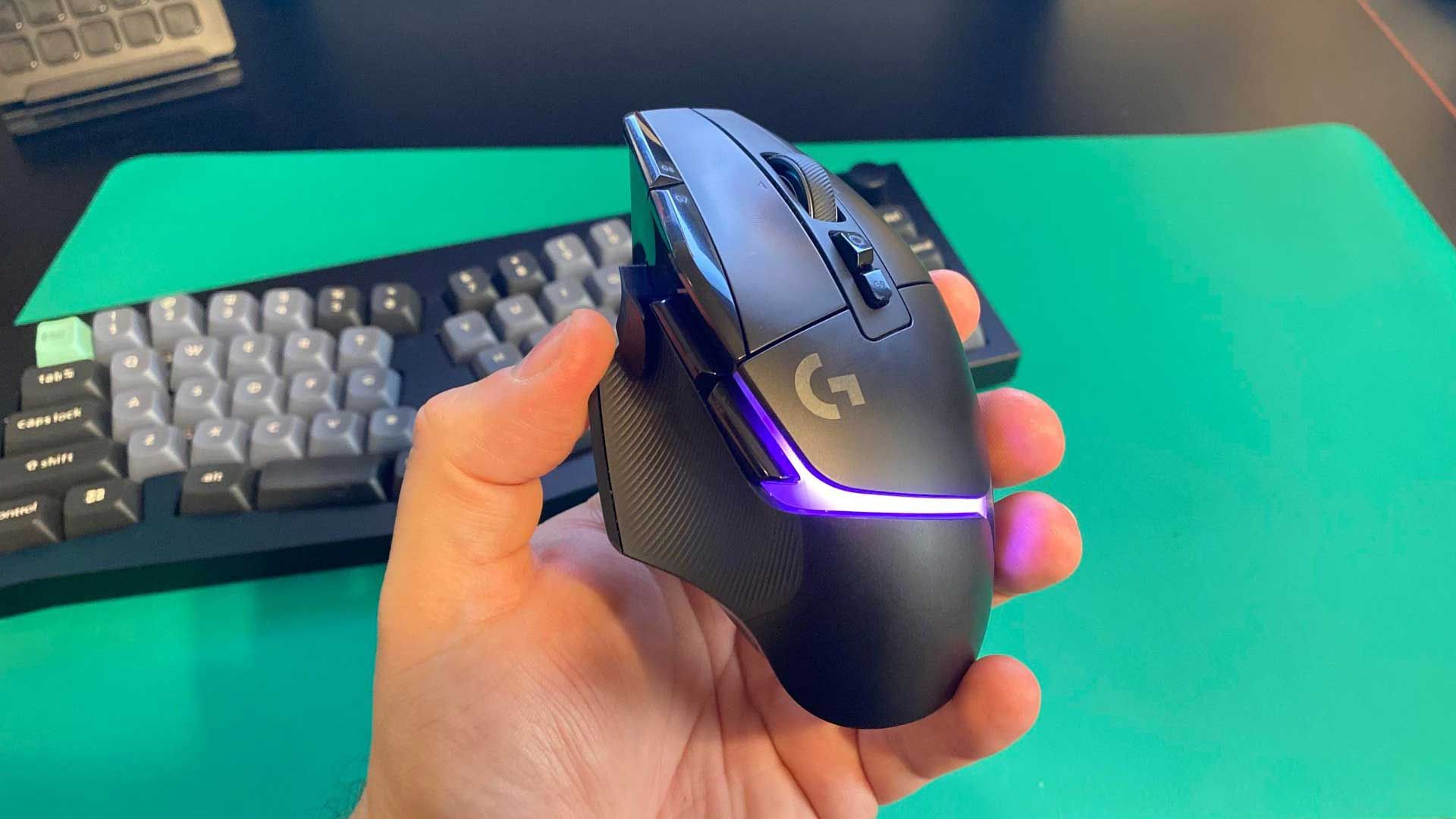 Mouse Logitech G502 X Plus com iluminação verde.