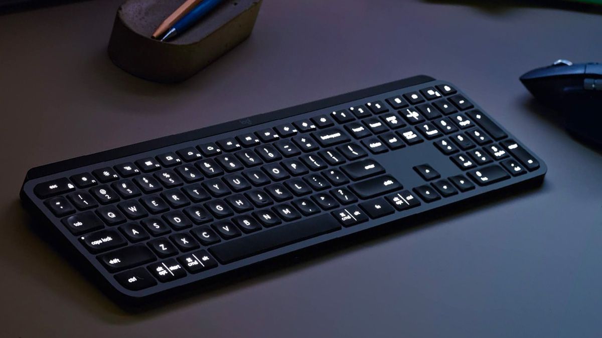 Logitech MX Keys em uma mesa