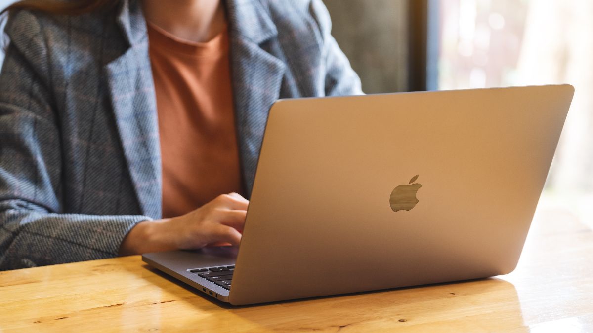 Mulher usando um MacBook em uma mesa