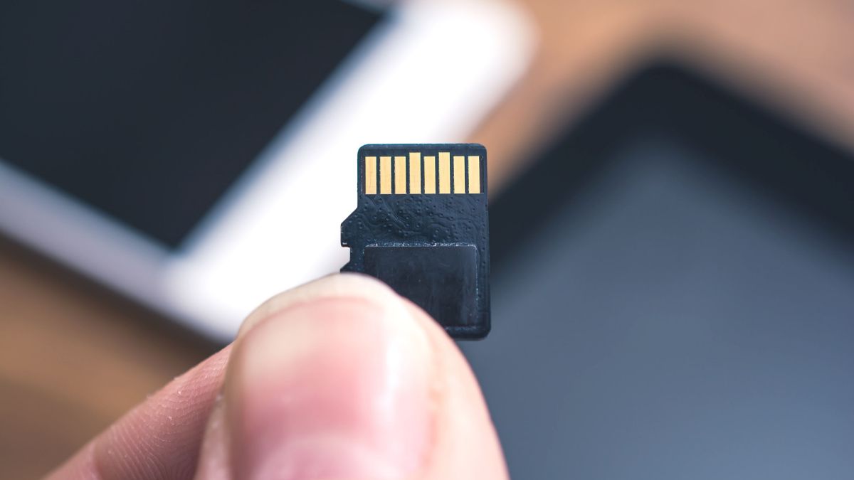 Cartão MicroSD em mãos.