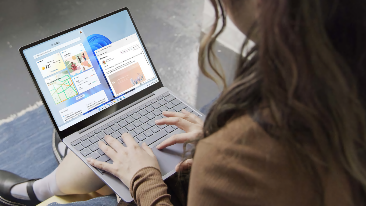 Garota digitando em um laptop Microsoft Surface Go 2