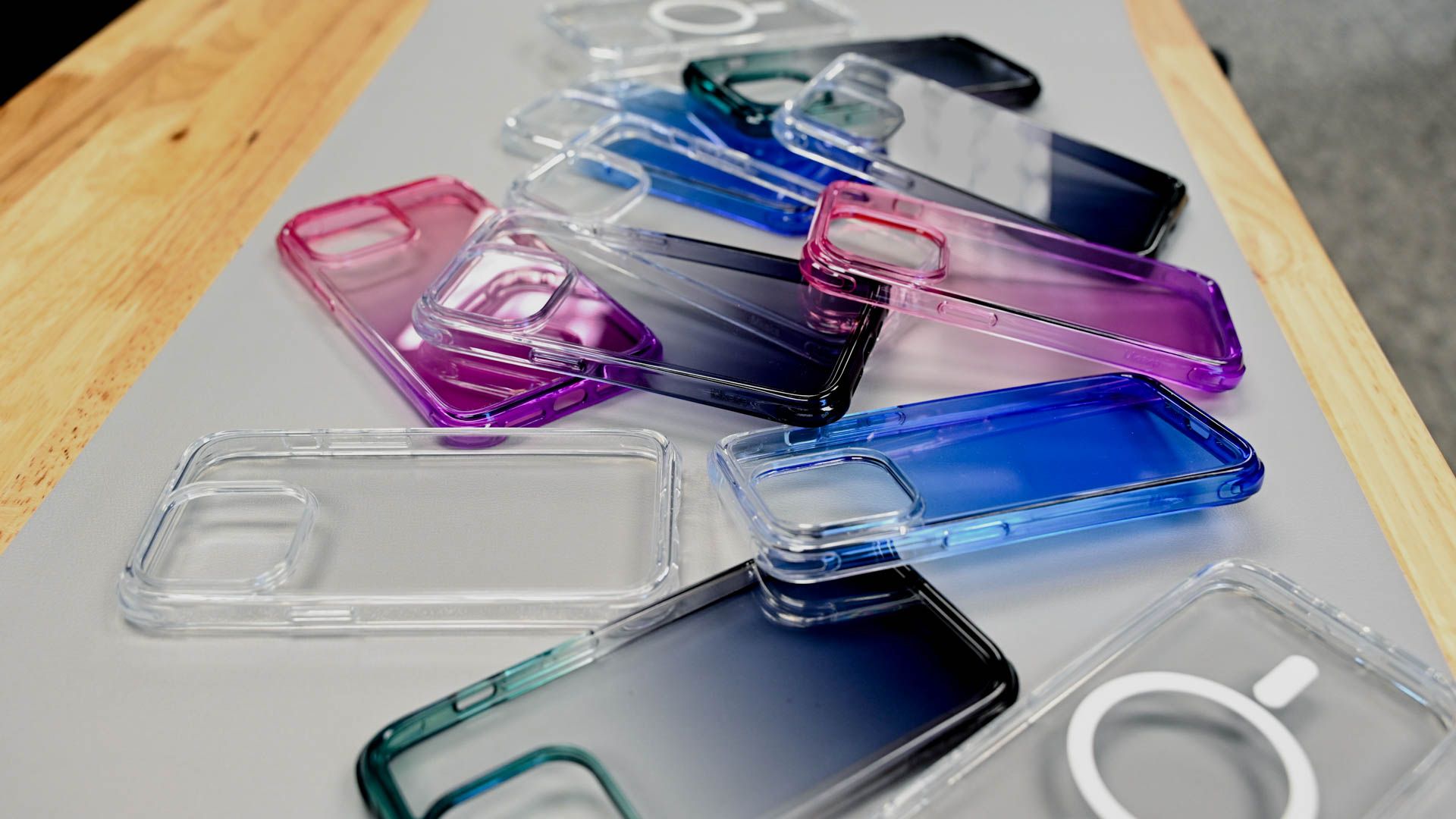 Capas coloridas Mkeke transparentes para iPhone 14 Pro sobre uma mesa
