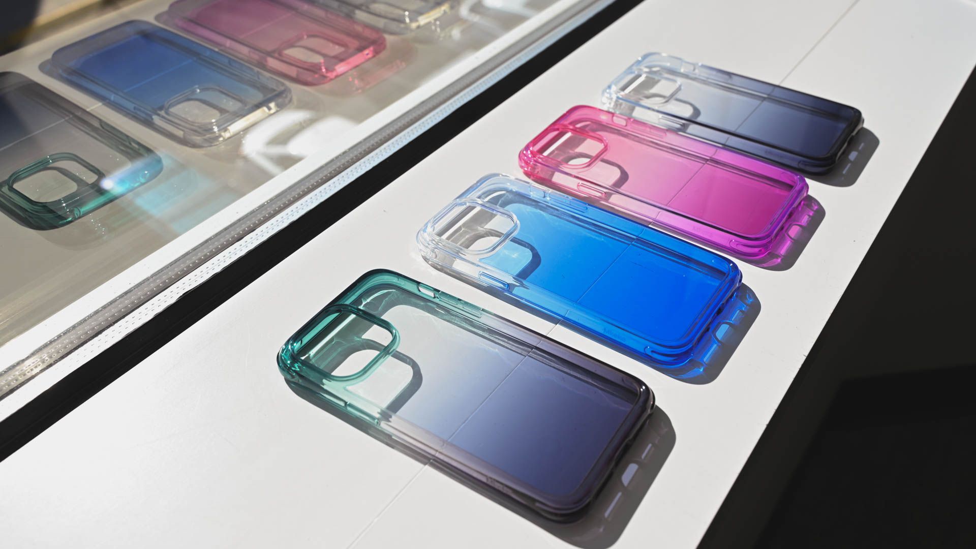 Capas coloridas Mkeke transparentes para iPhone 14 Pro sobre uma mesa