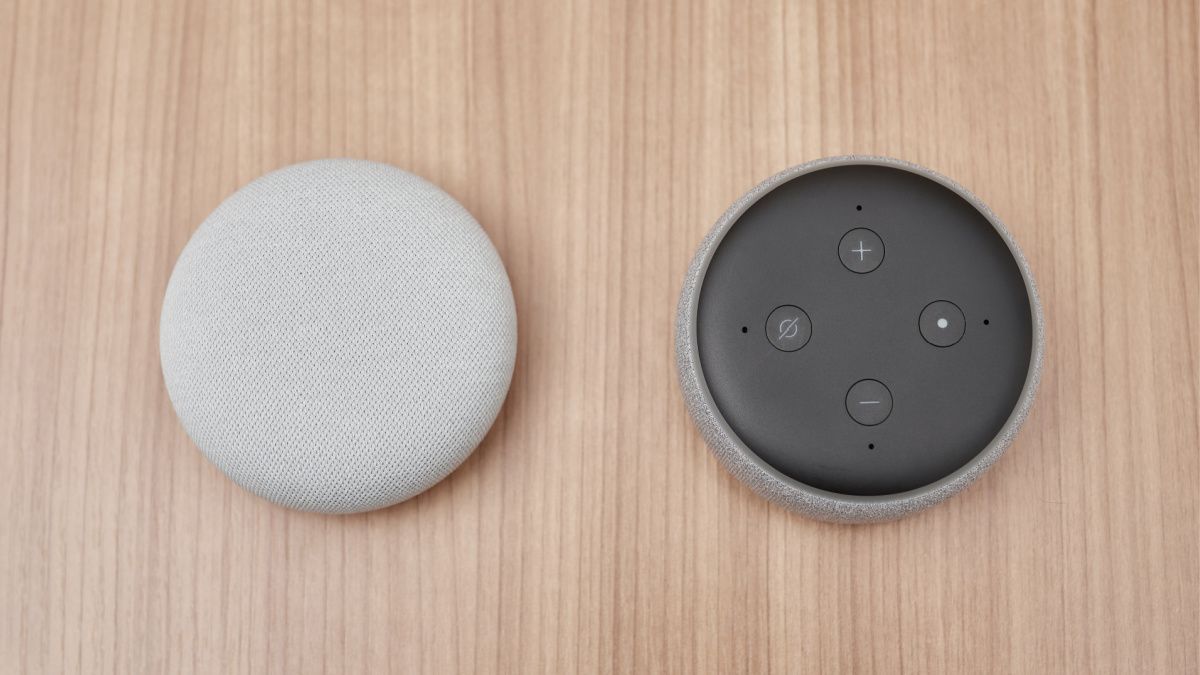 Alto-falantes Google Nest e Amazon Echo.