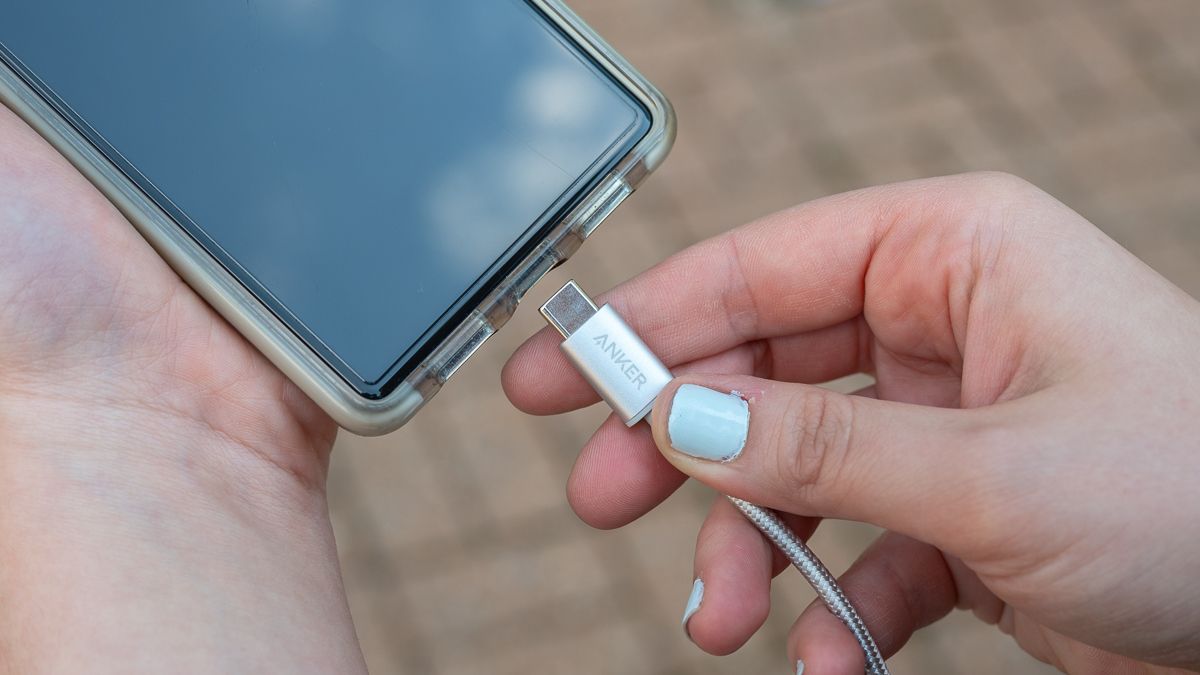 Pessoa conectando o novo cabo Anker-Nylon-USB-C-em-um-telefone
