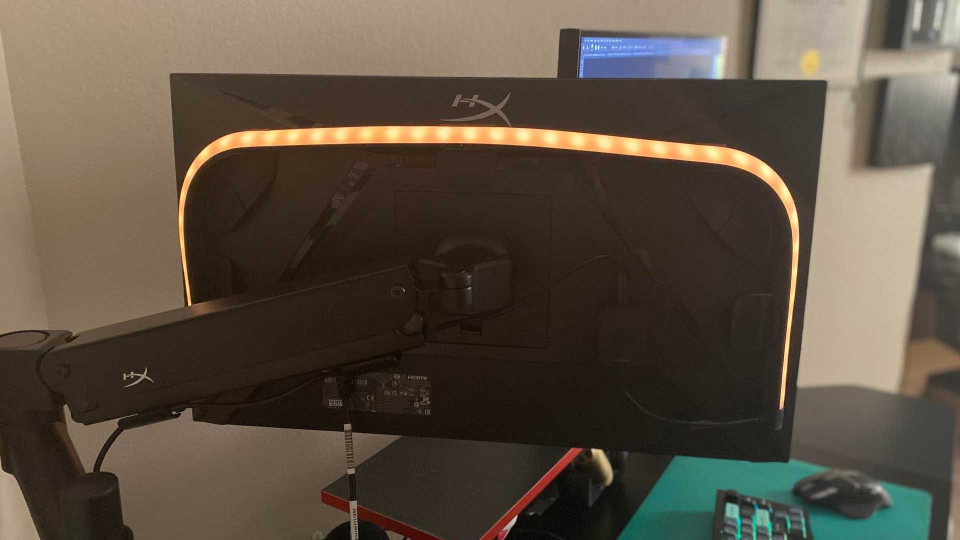 Philips Hue Play Gradient Lightstrip para PC exibindo luz laranja fria.