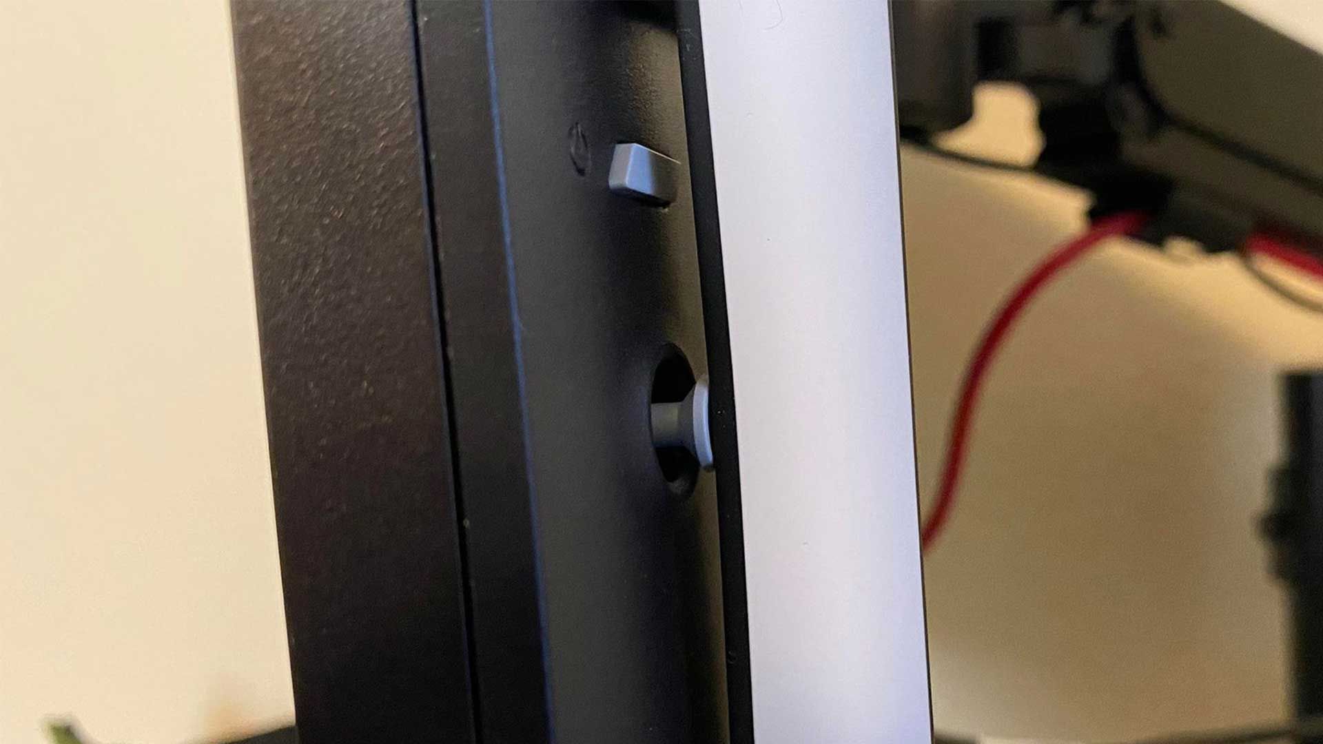 Philips Hue Play Gradient Lightstrip cobrindo o botão liga / desliga do monitor HyperX de 24 polegadas