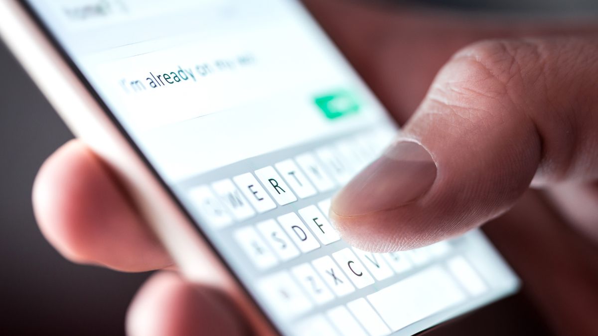 Homem enviando uma mensagem de texto em seu telefone