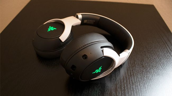 Fone de ouvido Razer Kaira Pro com coloração verde Chroma RGB encostado em uma mesa