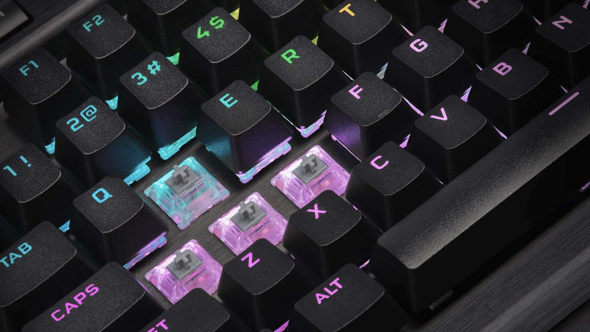 Um teclado Corsair com algumas das teclas removidas, mostrando as hastes dos interruptores Cherry MX.