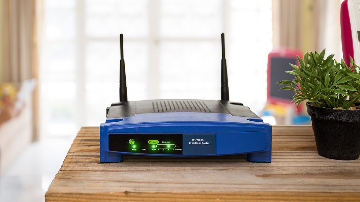 Um antigo roteador Linksys sobre a mesa da sala de estar.