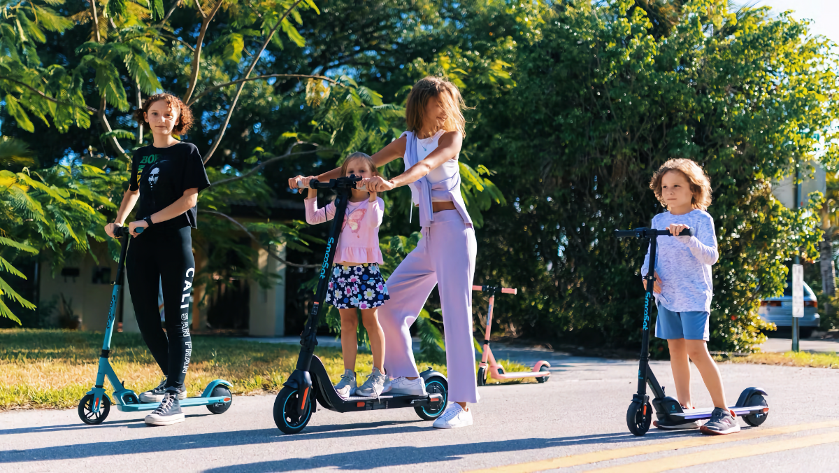 Crianças andando em escooters infantis SmooSat na rua