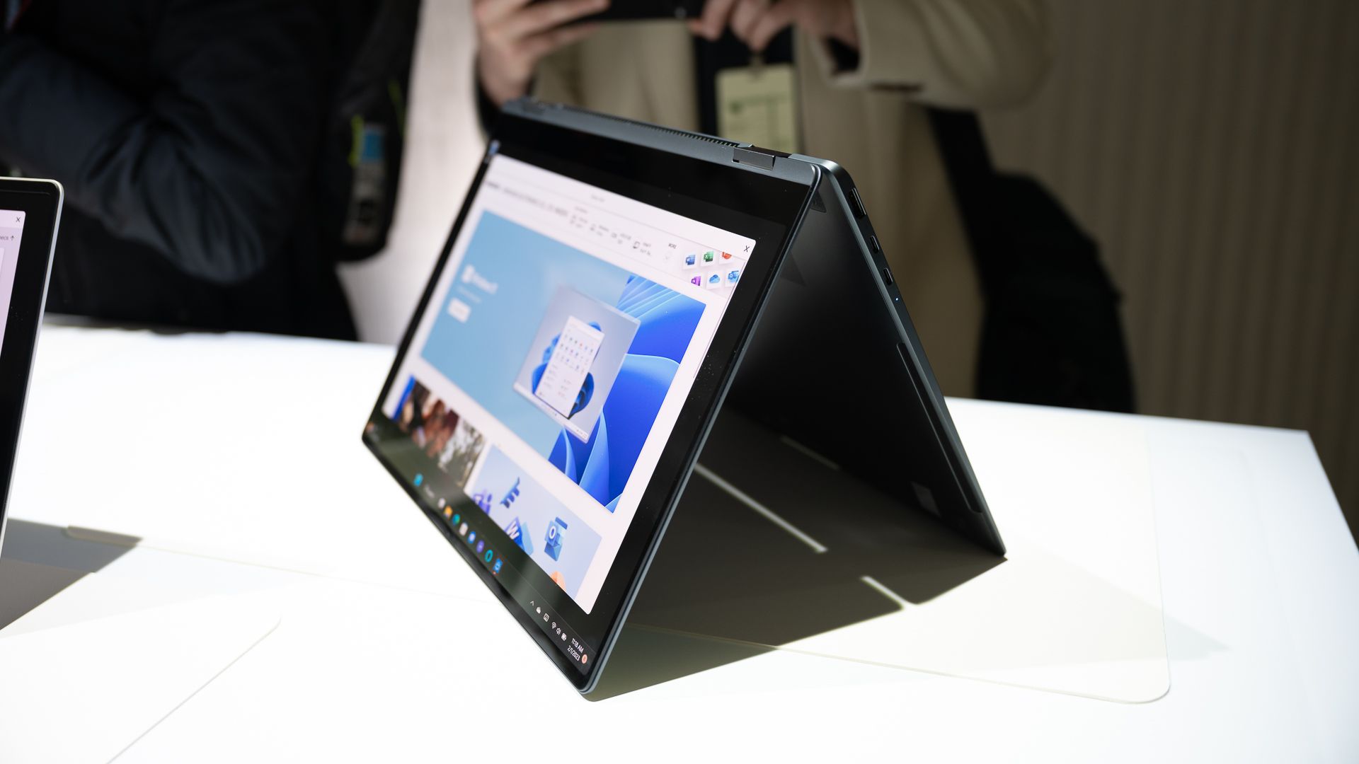 Samsung Galaxy Book 3 Pro 360 em modo tenda no Galaxy Unpacked 2023