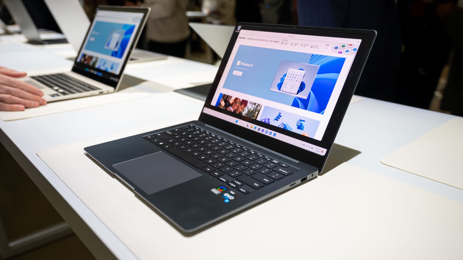 Samsung Galaxy Book 3 Pro sentado em uma mesa no Galaxy Unpacked 2023