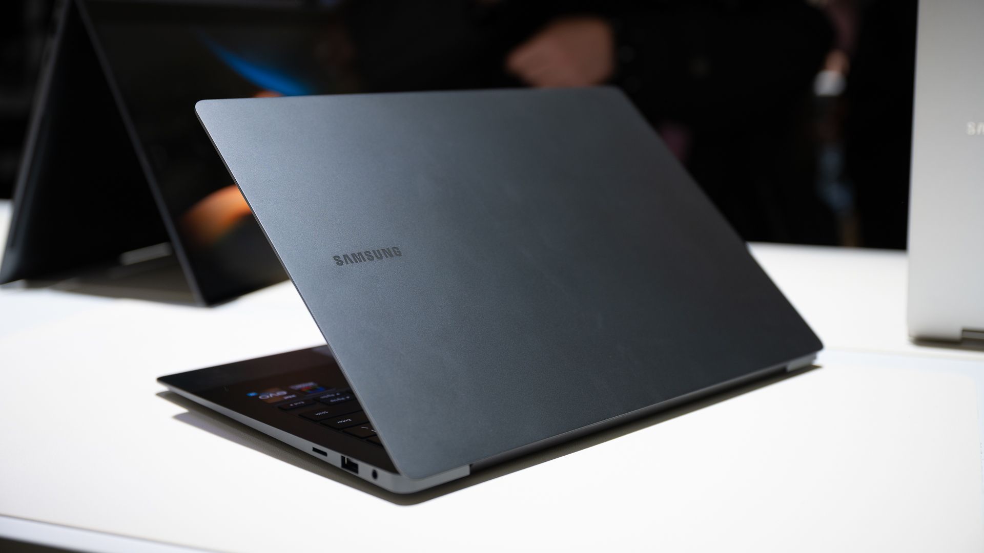 Tampa do Samsung Galaxy Book 3 Pro parcialmente fechada no Galaxy Unpacked 2023