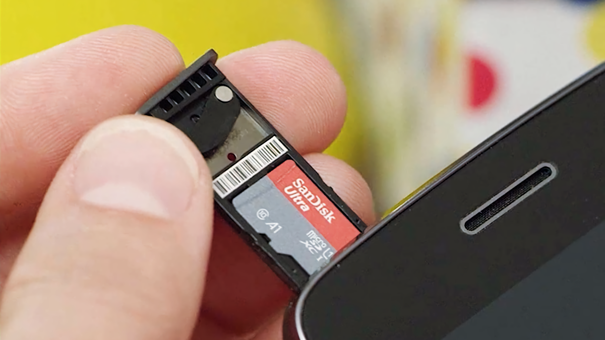 Puxando a inserção do cartão SanDisk Ultra microSDXC em um smartphone