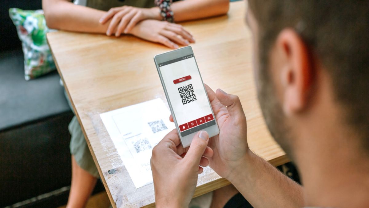 Digitalizando código QR com telefone.